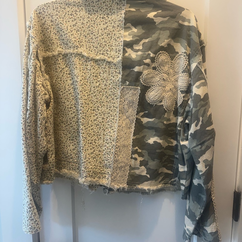 POL Women's Camouflage and Floral Utility Jacket - Picture 2 of 2